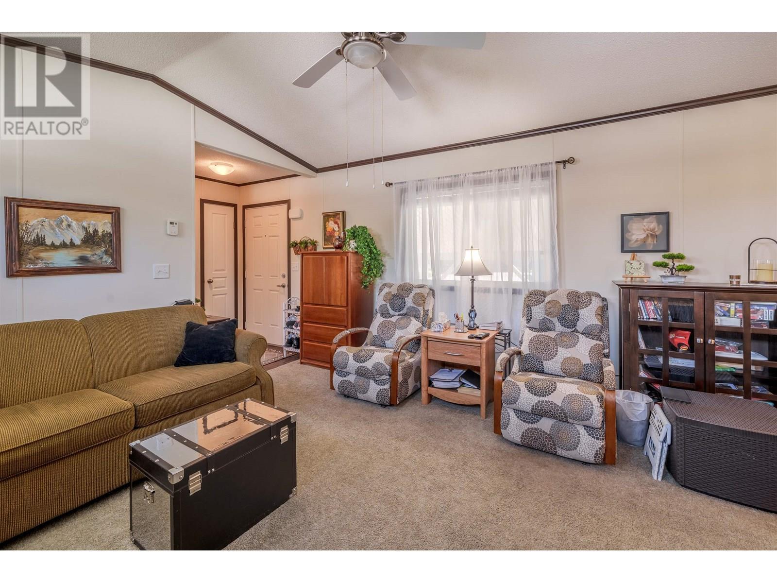 50 208 8Th Street, 100 Mile House, BC - Indoor Photo Showing Living Room