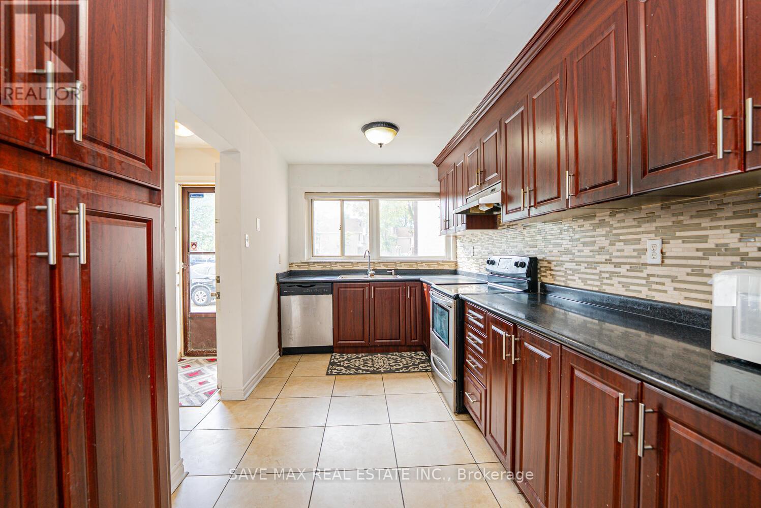 153 Fleetwood Crescent, Brampton, ON - Indoor Photo Showing Kitchen With Double Sink