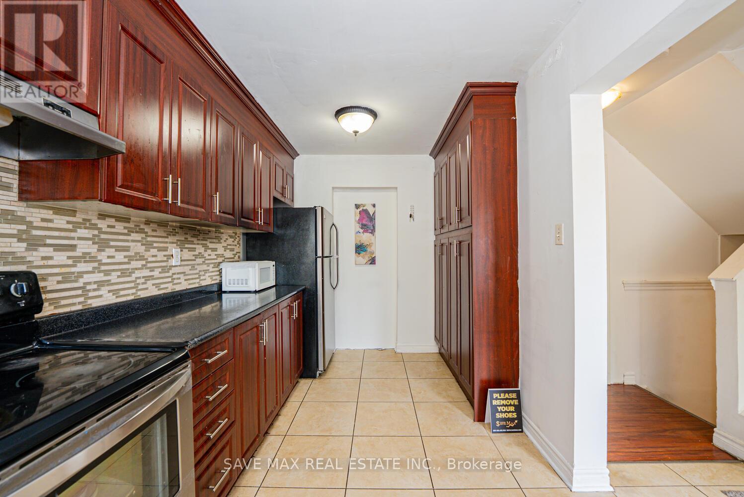 153 Fleetwood Crescent, Brampton, ON - Indoor Photo Showing Kitchen