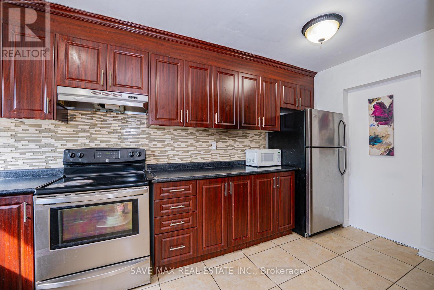 153 Fleetwood Crescent, Brampton, ON - Indoor Photo Showing Kitchen