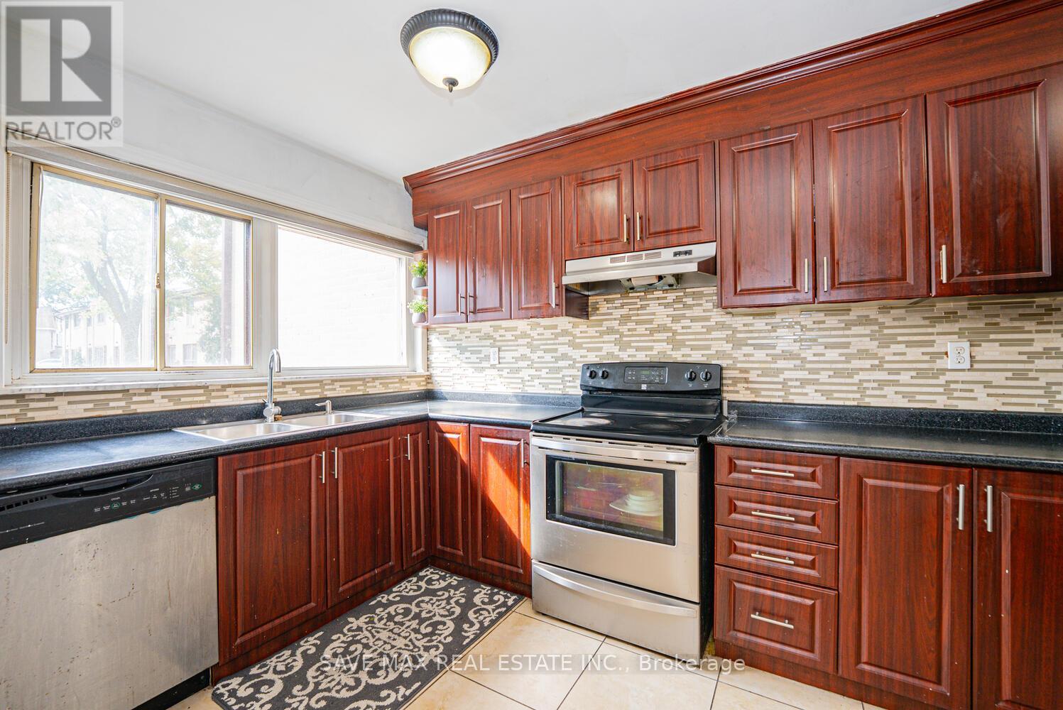 153 Fleetwood Crescent, Brampton, ON - Indoor Photo Showing Kitchen With Double Sink