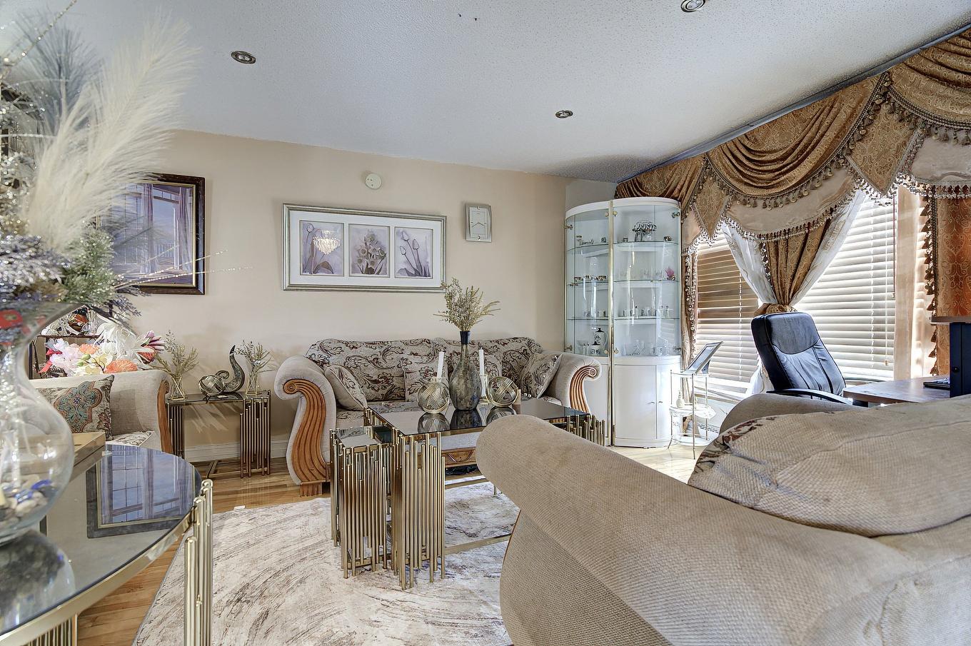 Salon - 11479 Av. Olier, Montréal (Montréal-Nord), QC - Indoor