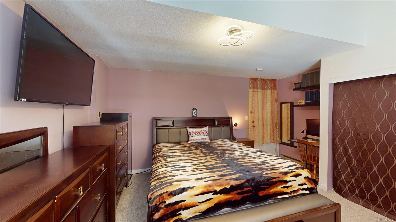 499D-4678 Elk Lake Dr, Saanich, BC - Indoor Photo Showing Bedroom