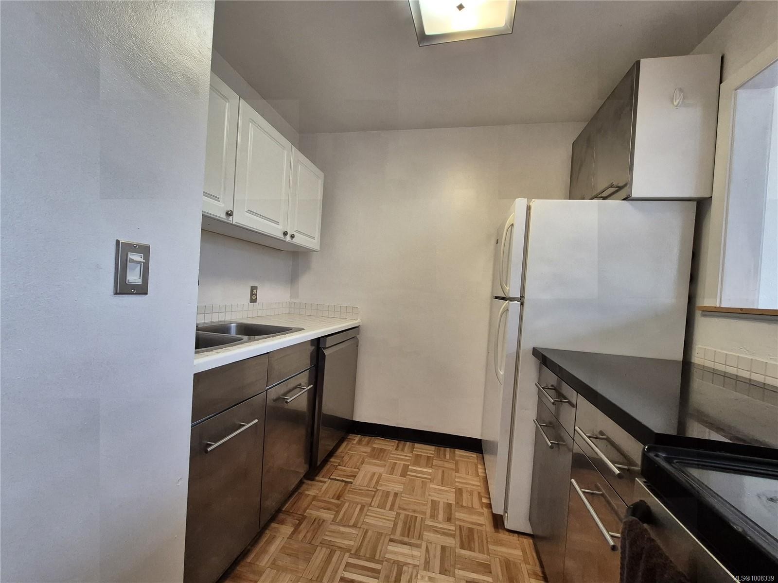 499D-4678 Elk Lake Dr, Saanich, BC - Indoor Photo Showing Kitchen With Double Sink
