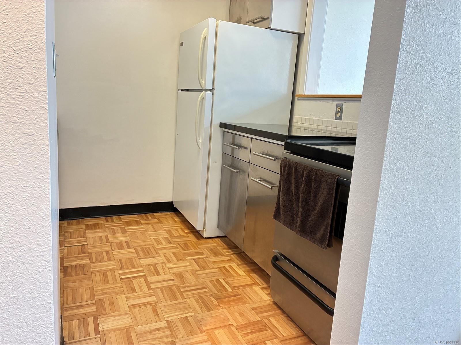 499D-4678 Elk Lake Dr, Saanich, BC - Indoor