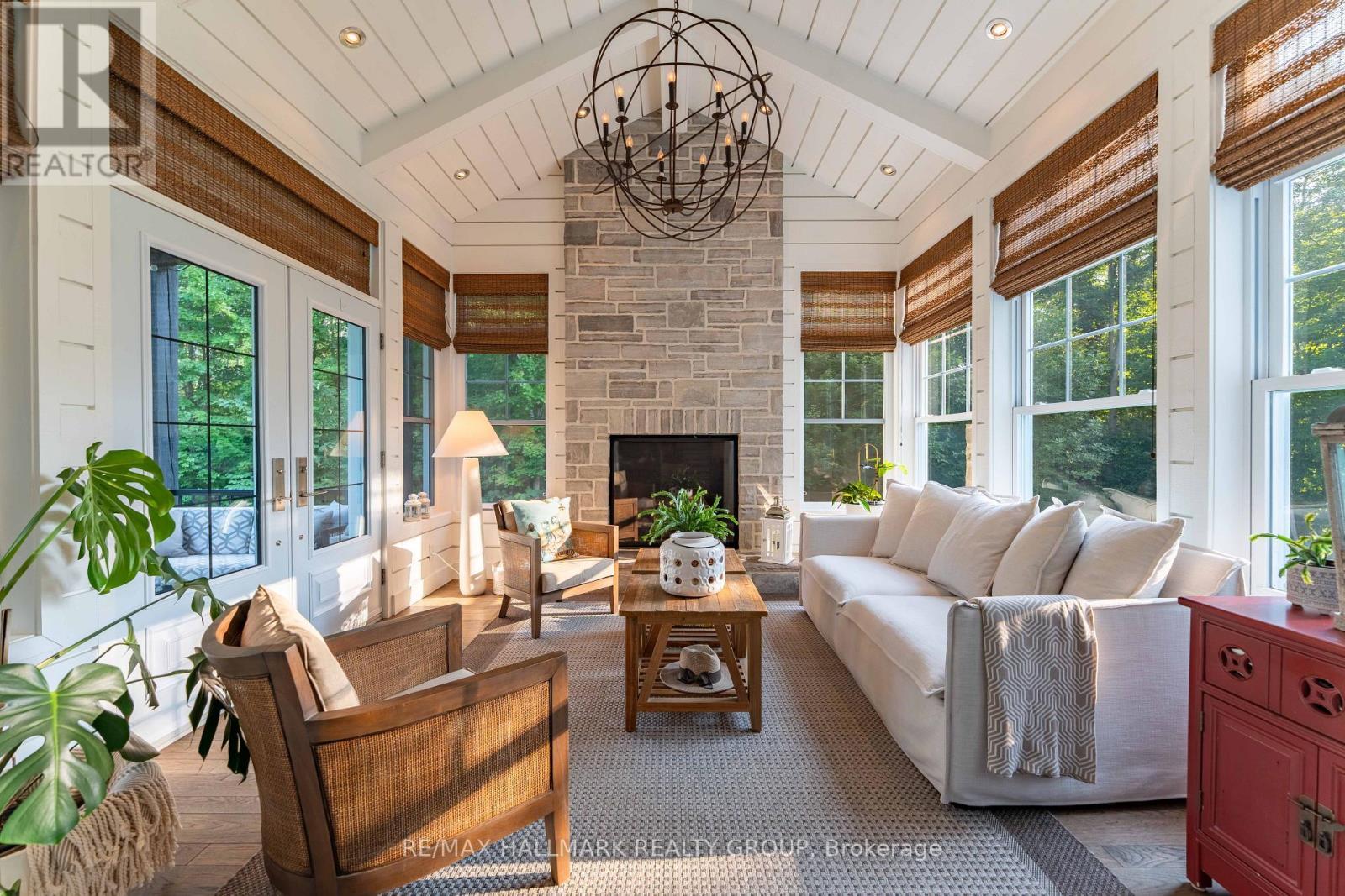 39 Jacquot Street, Champlain, ON - Indoor Photo Showing Living Room