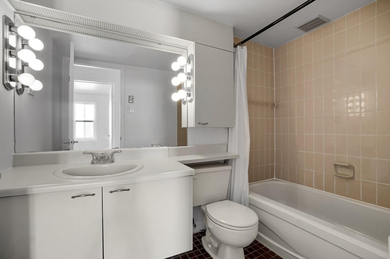 Salle de bains - 212 Rue D'Orléans, Saint-Lambert, QC - Indoor Photo Showing Bathroom