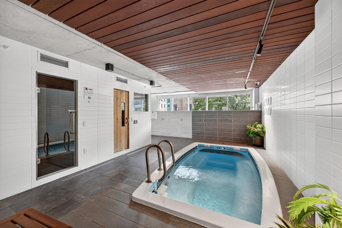 Pool - 428-950 Rue Notre-Dame O., Montréal (Le Sud-Ouest), QC - Indoor Photo Showing Other Room With In Ground Pool