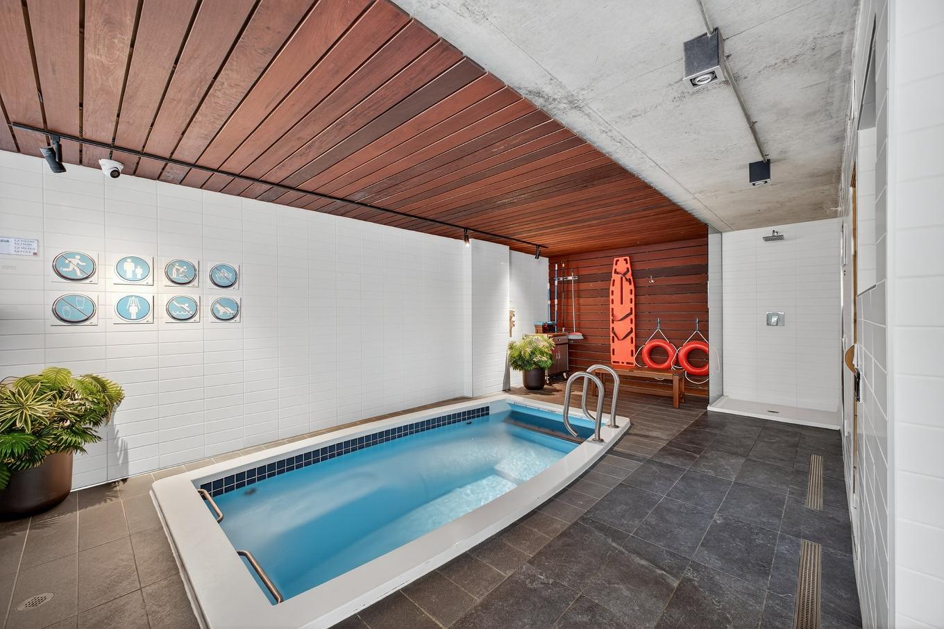 Pool - 428-950 Rue Notre-Dame O., Montréal (Le Sud-Ouest), QC - Indoor Photo Showing Other Room With In Ground Pool