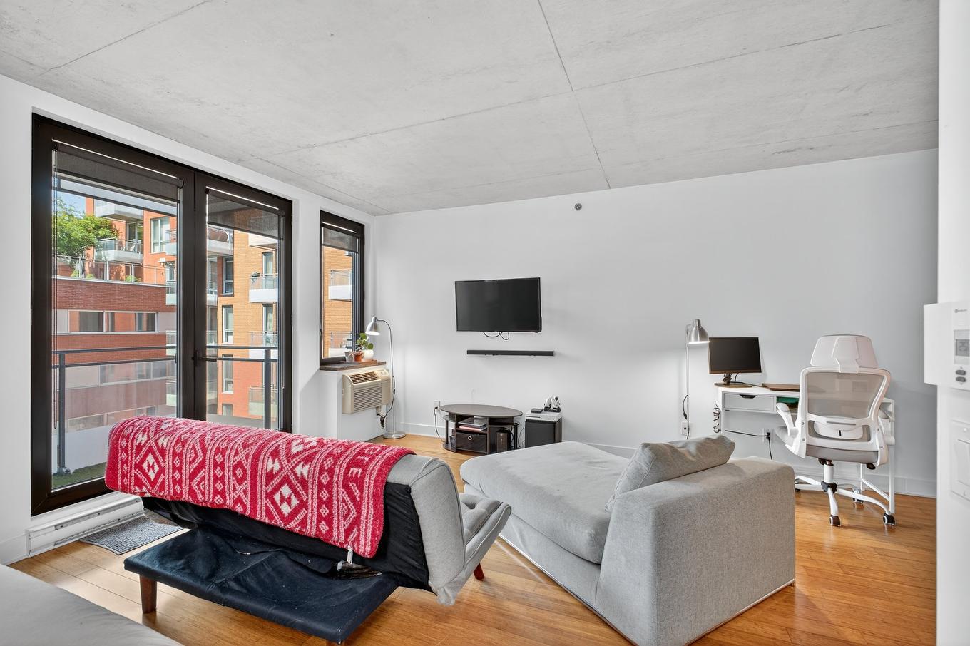 Living room - 428-950 Rue Notre-Dame O., Montréal (Le Sud-Ouest), QC - Indoor Photo Showing Living Room