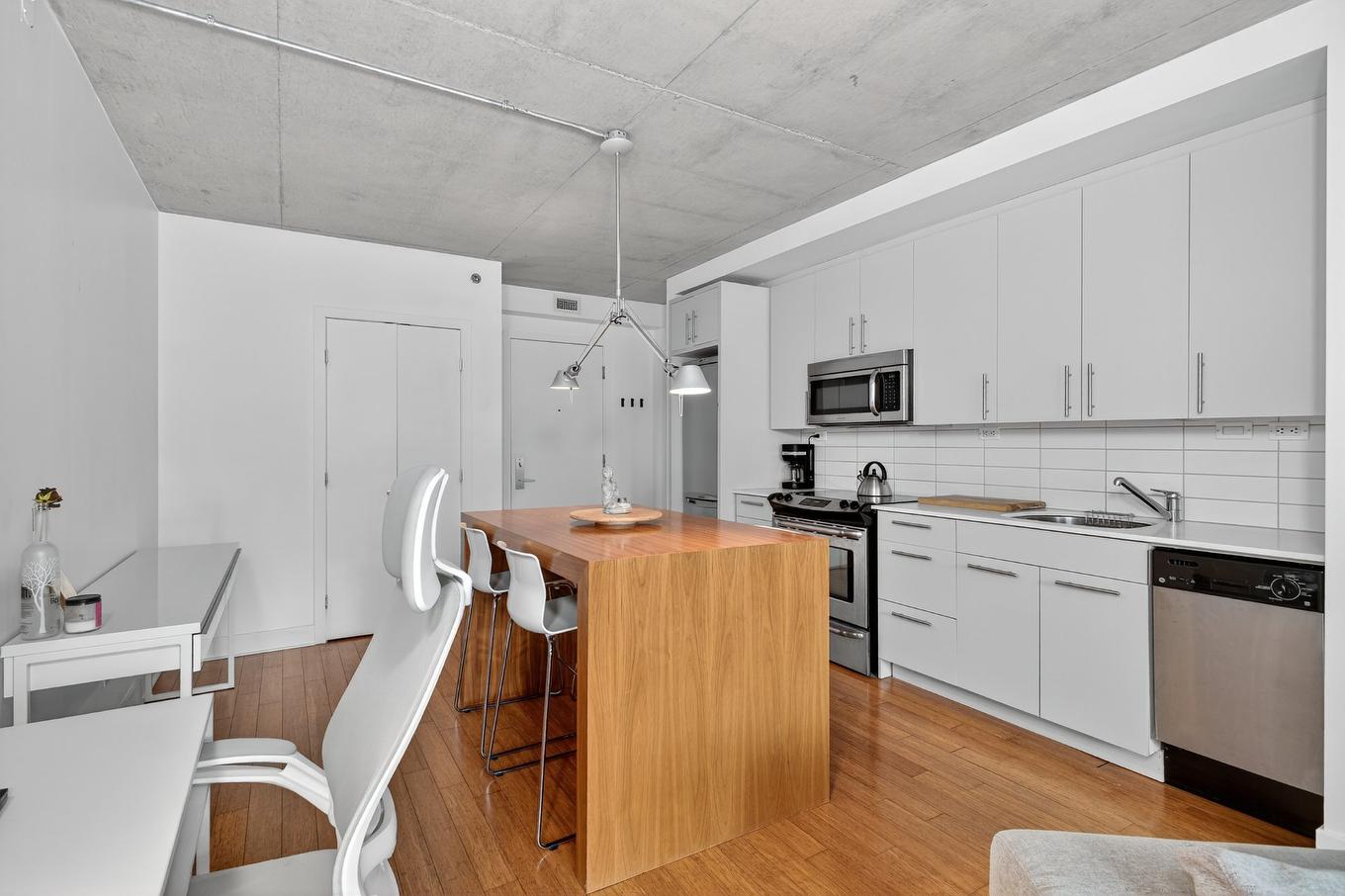 Kitchen - 428-950 Rue Notre-Dame O., Montréal (Le Sud-Ouest), QC - Indoor Photo Showing Kitchen With Upgraded Kitchen