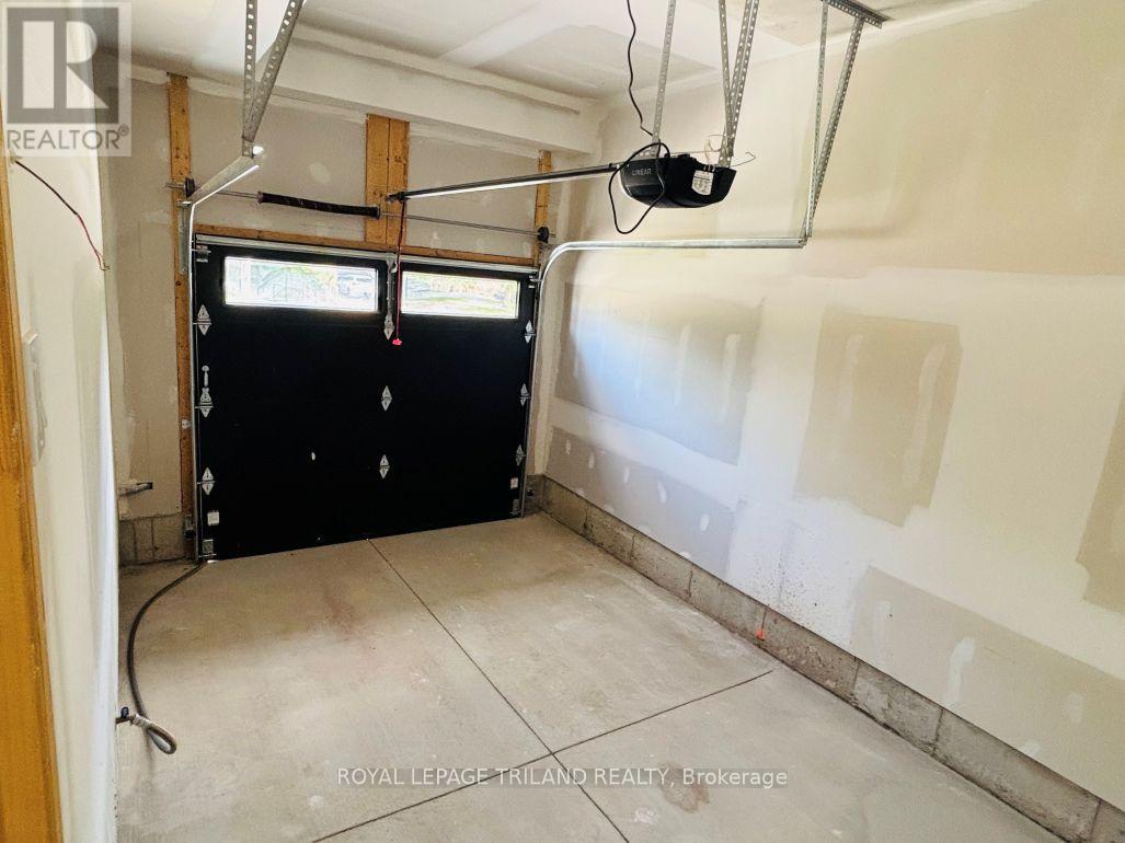 2 - 116 Fairview Avenue, St. Thomas, ON - Indoor Photo Showing Garage