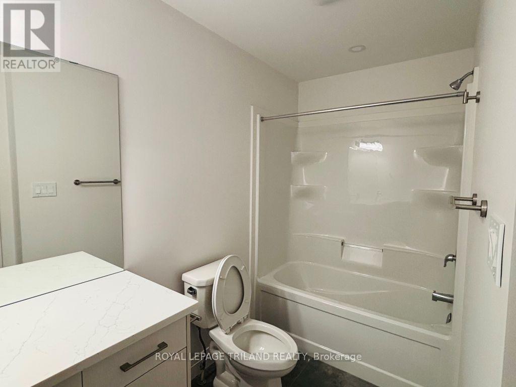 2 - 116 Fairview Avenue, St. Thomas, ON - Indoor Photo Showing Bathroom