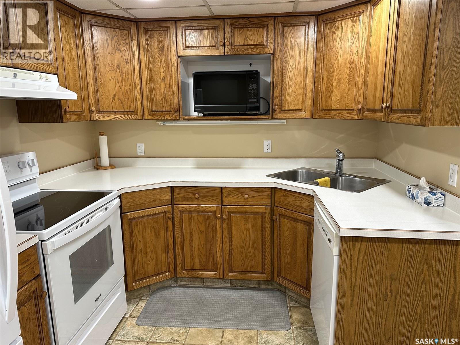101 1214 3Rd Street, Estevan, SK - Indoor Photo Showing Kitchen With Double Sink