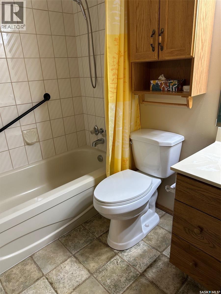 101 1214 3Rd Street, Estevan, SK - Indoor Photo Showing Bathroom