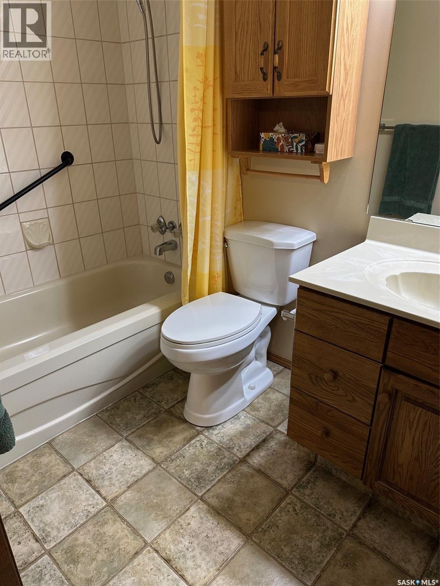101 1214 3Rd Street, Estevan, SK - Indoor Photo Showing Bathroom