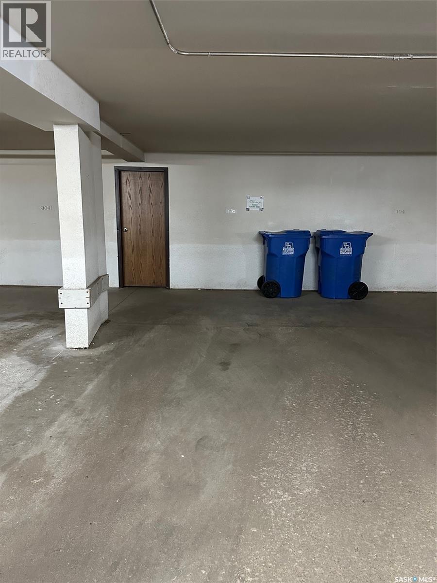 101 1214 3Rd Street, Estevan, SK - Indoor Photo Showing Garage