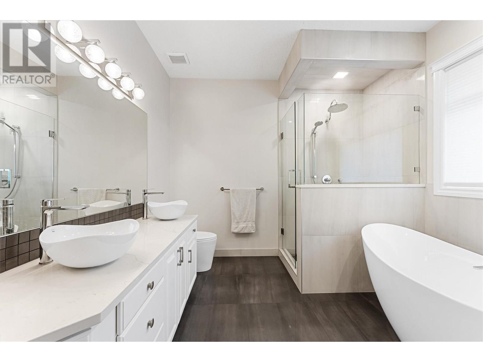 3079 Thacker Drive, West Kelowna, BC - Indoor Photo Showing Bathroom