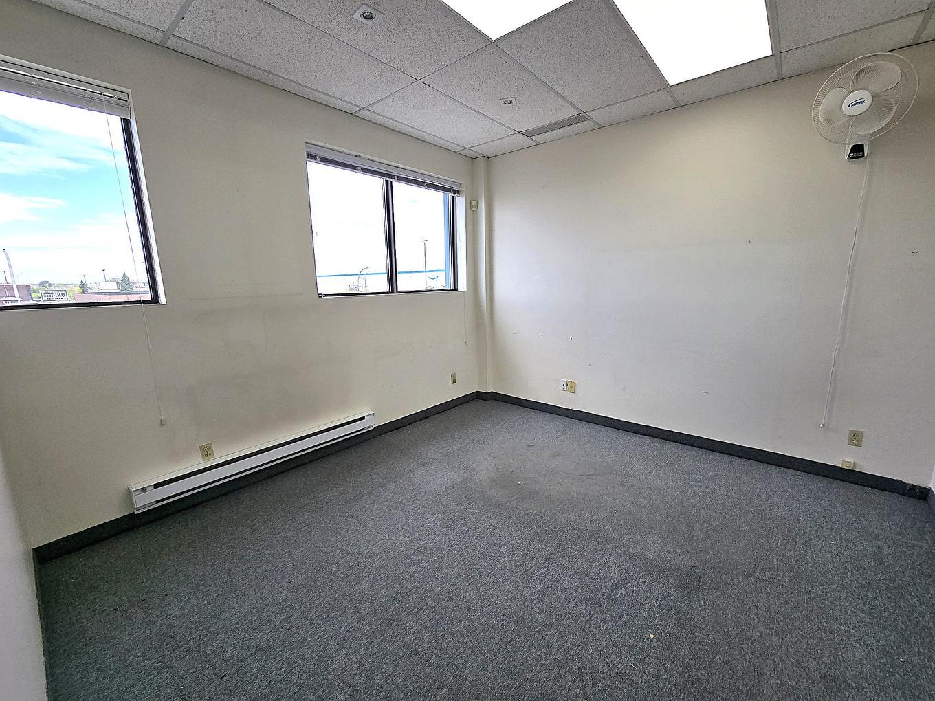 Office - 204-2292 Boul. Industriel, Laval (Chomedey), QC - Indoor Photo Showing Other Room