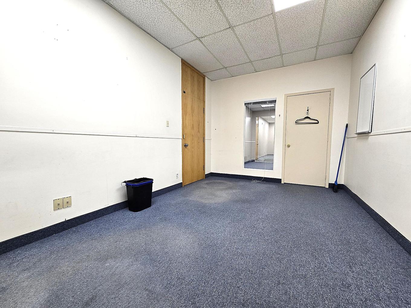 Office - 204-2292 Boul. Industriel, Laval (Chomedey), QC - Indoor Photo Showing Other Room