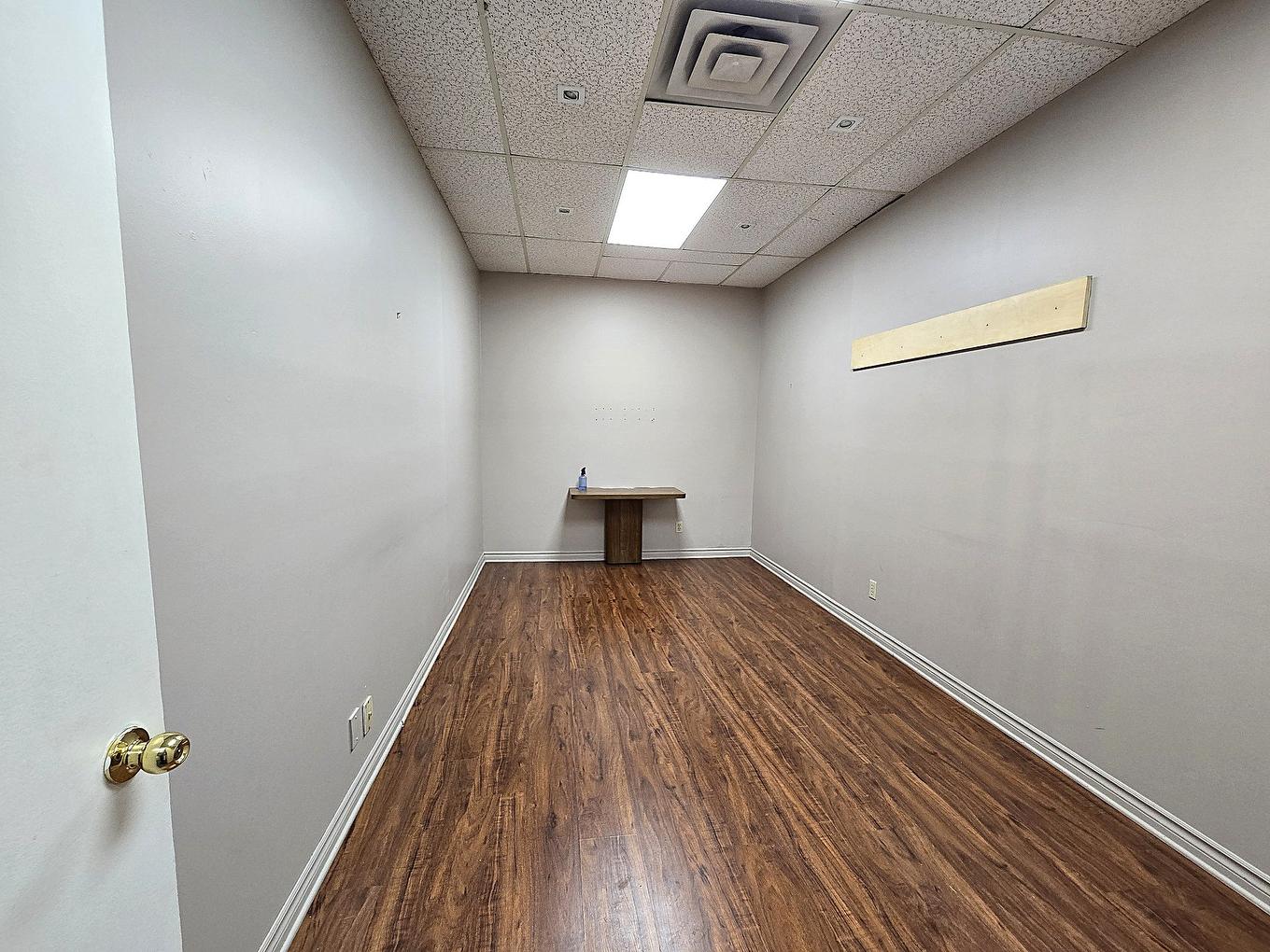 Office - 204-2292 Boul. Industriel, Laval (Chomedey), QC - Indoor Photo Showing Other Room