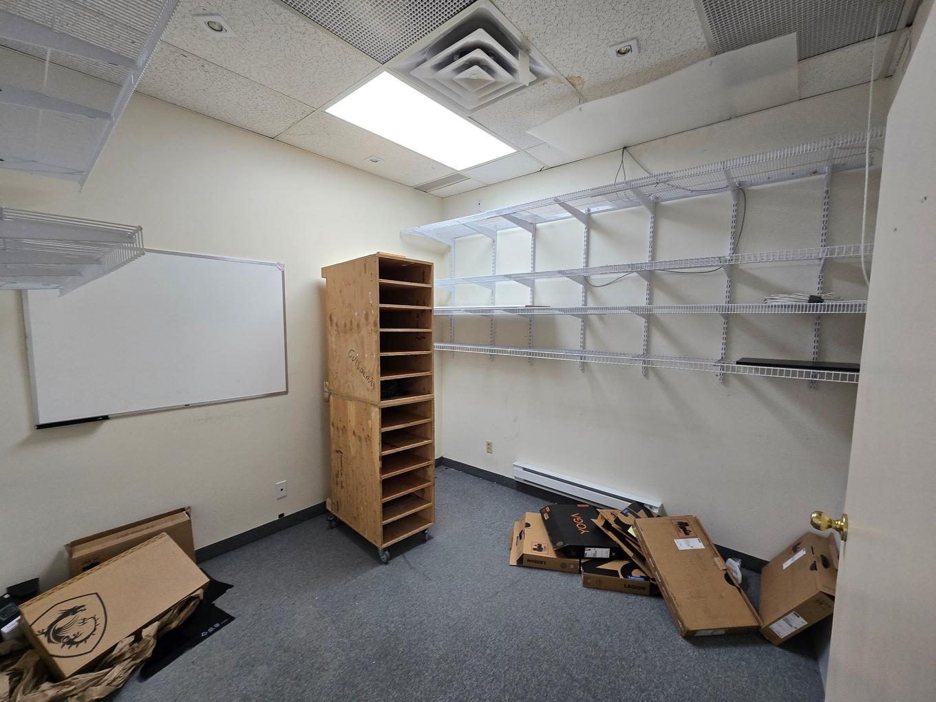 Storage - 204-2292 Boul. Industriel, Laval (Chomedey), QC - Indoor