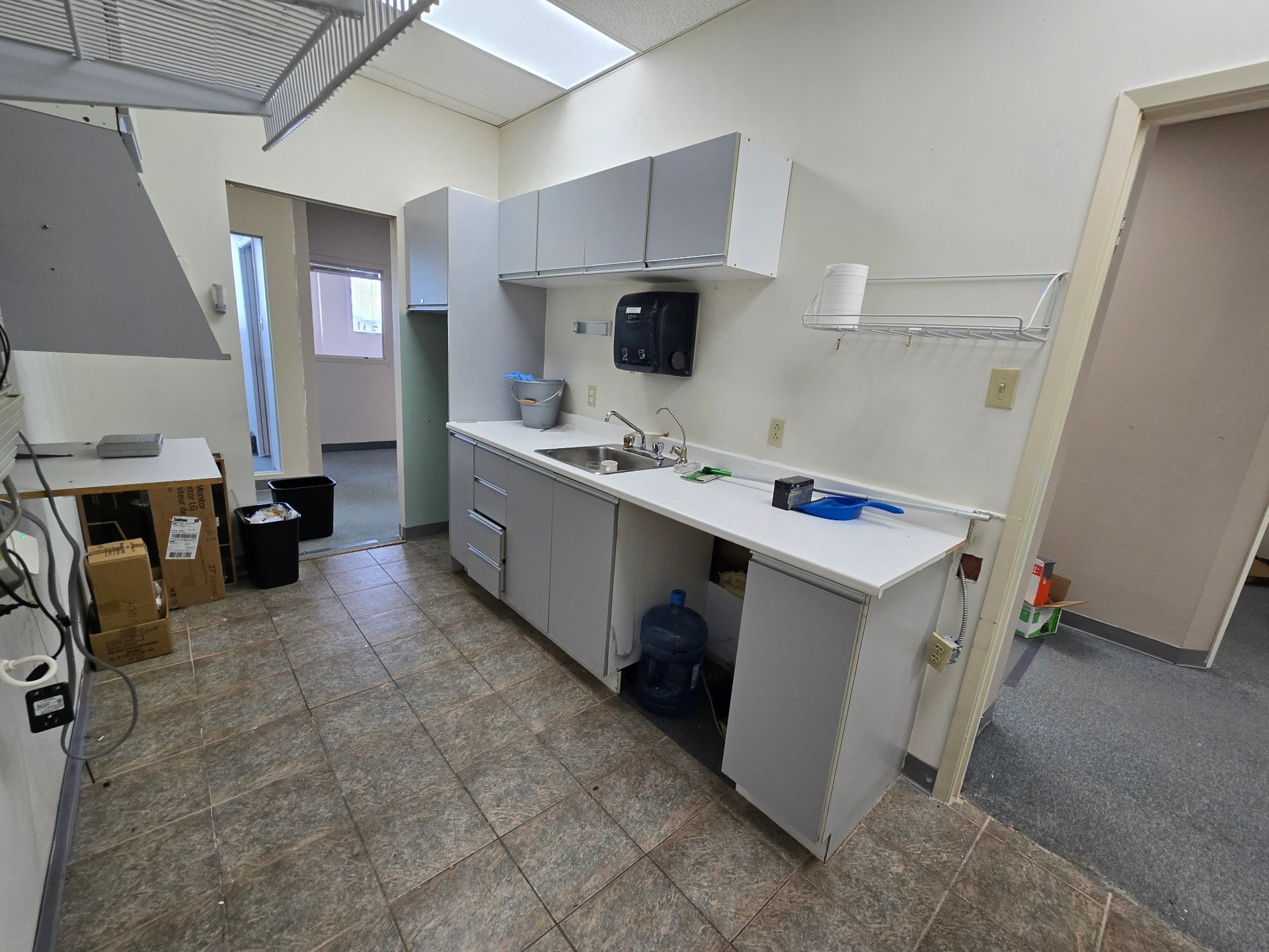 Cuisine - 204-2292 Boul. Industriel, Laval (Chomedey), QC - Indoor Photo Showing Other Room