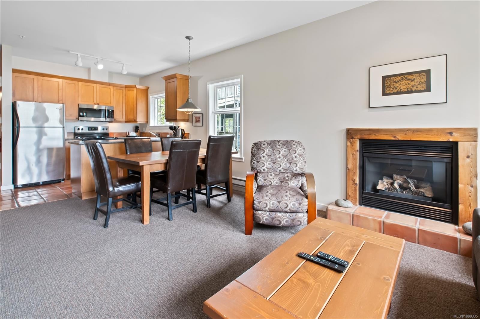 402-1971 Harbour Dr, Ucluelet, BC - Indoor With Fireplace