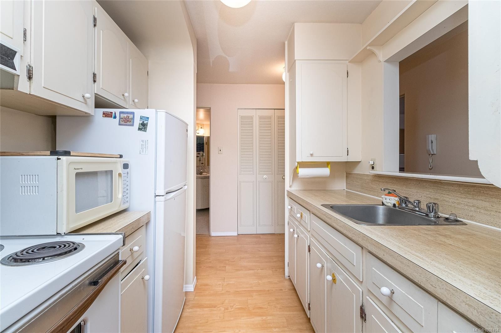212-2040 White Birch Rd, Sidney, BC - Indoor Photo Showing Kitchen