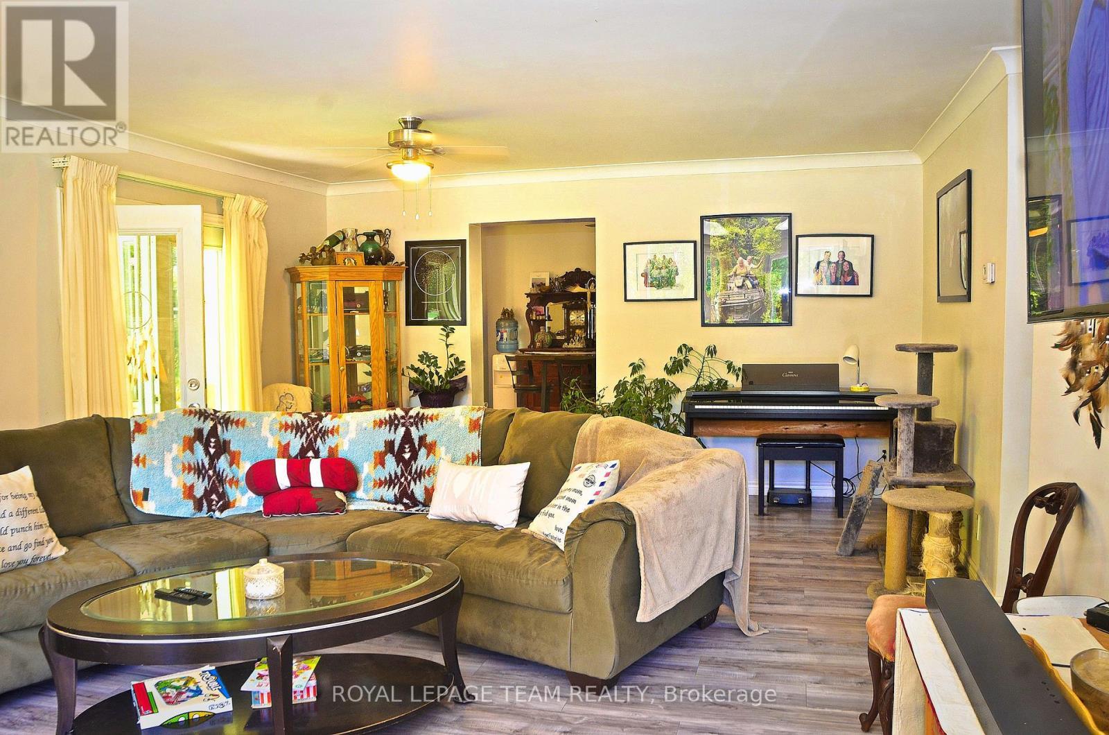10355 Broken Second Road W, South Dundas, ON - Indoor Photo Showing Living Room