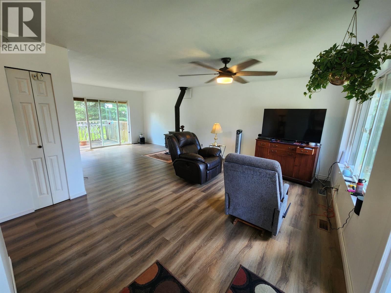 7673 Graham Road, Bridge Lake, BC - Indoor