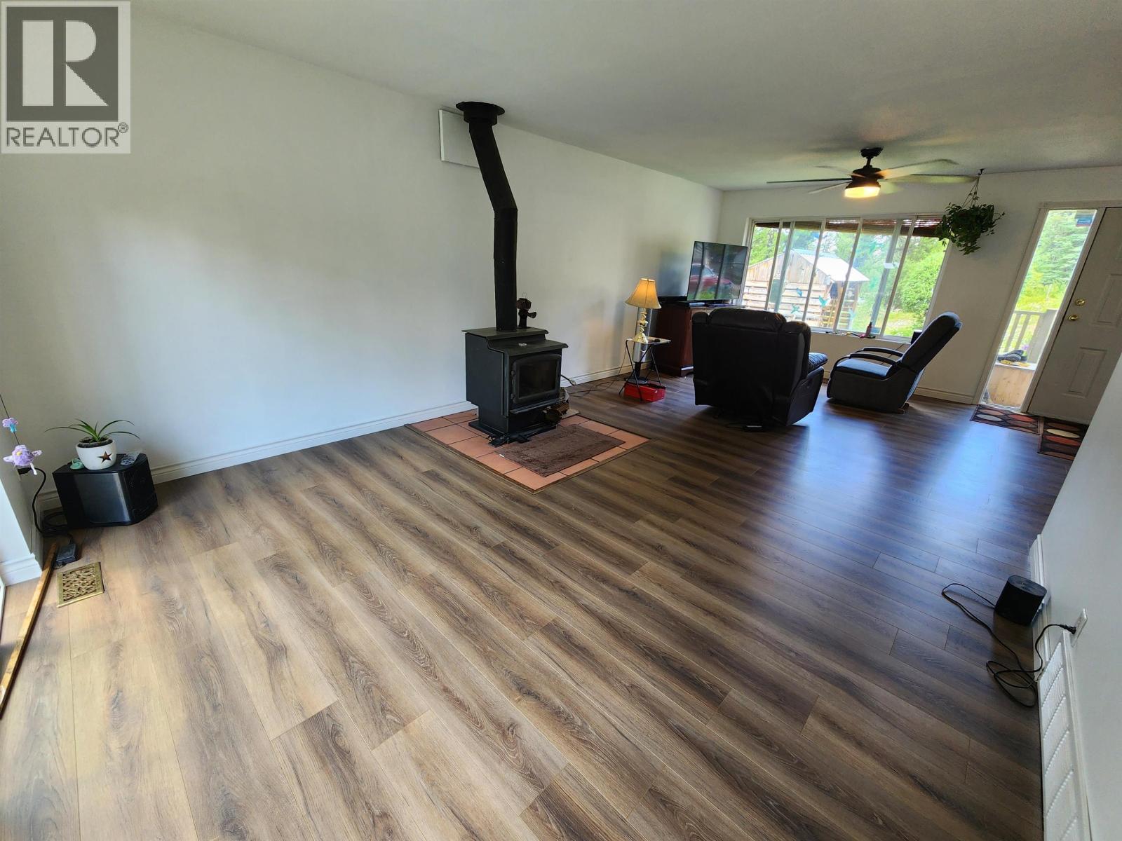 7673 Graham Road, Bridge Lake, BC - Indoor Photo Showing Living Room