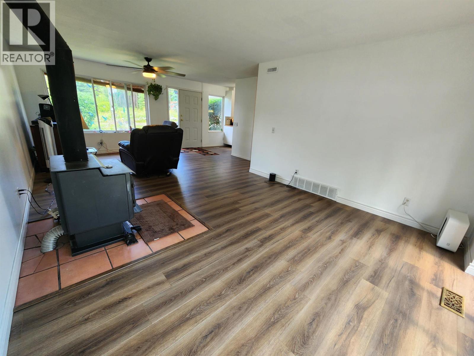 7673 Graham Road, Bridge Lake, BC - Indoor