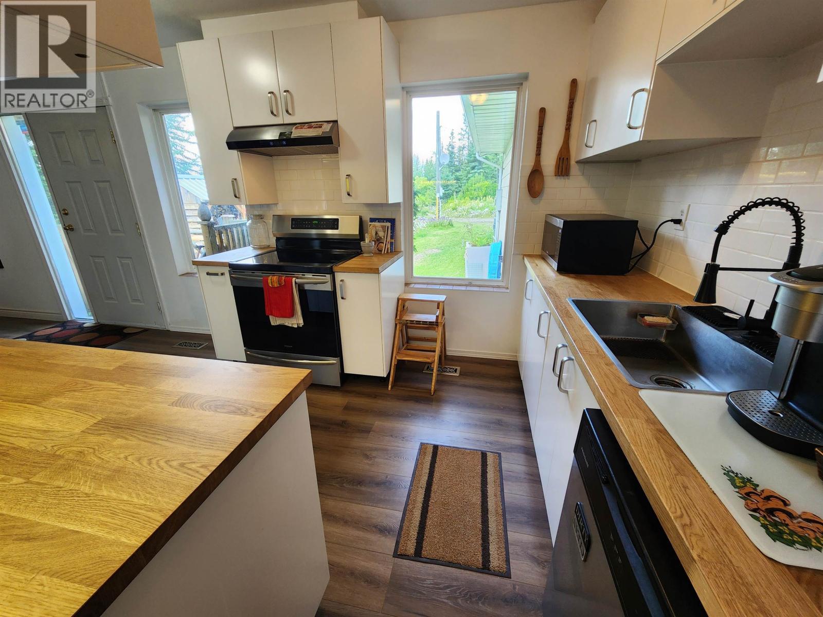 7673 Graham Road, Bridge Lake, BC - Indoor Photo Showing Kitchen