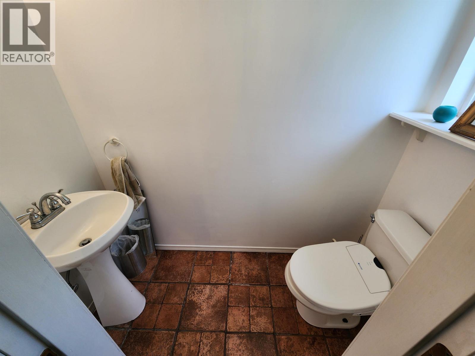 7673 Graham Road, Bridge Lake, BC - Indoor Photo Showing Bathroom