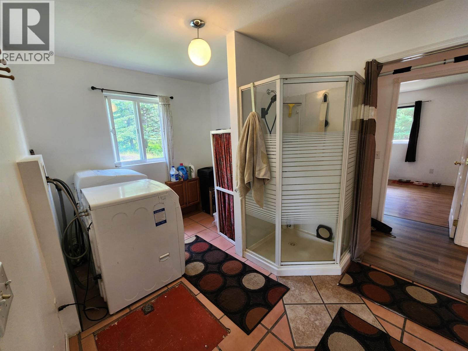 7673 Graham Road, Bridge Lake, BC - Indoor