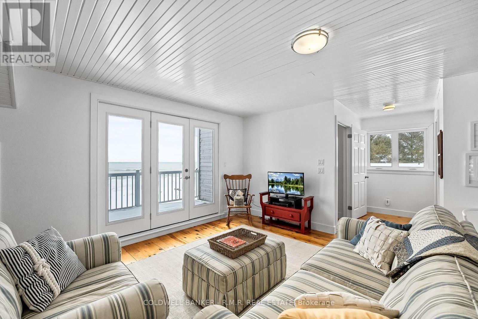 1044C Port Britain Road, Port Hope, ON - Indoor Photo Showing Living Room