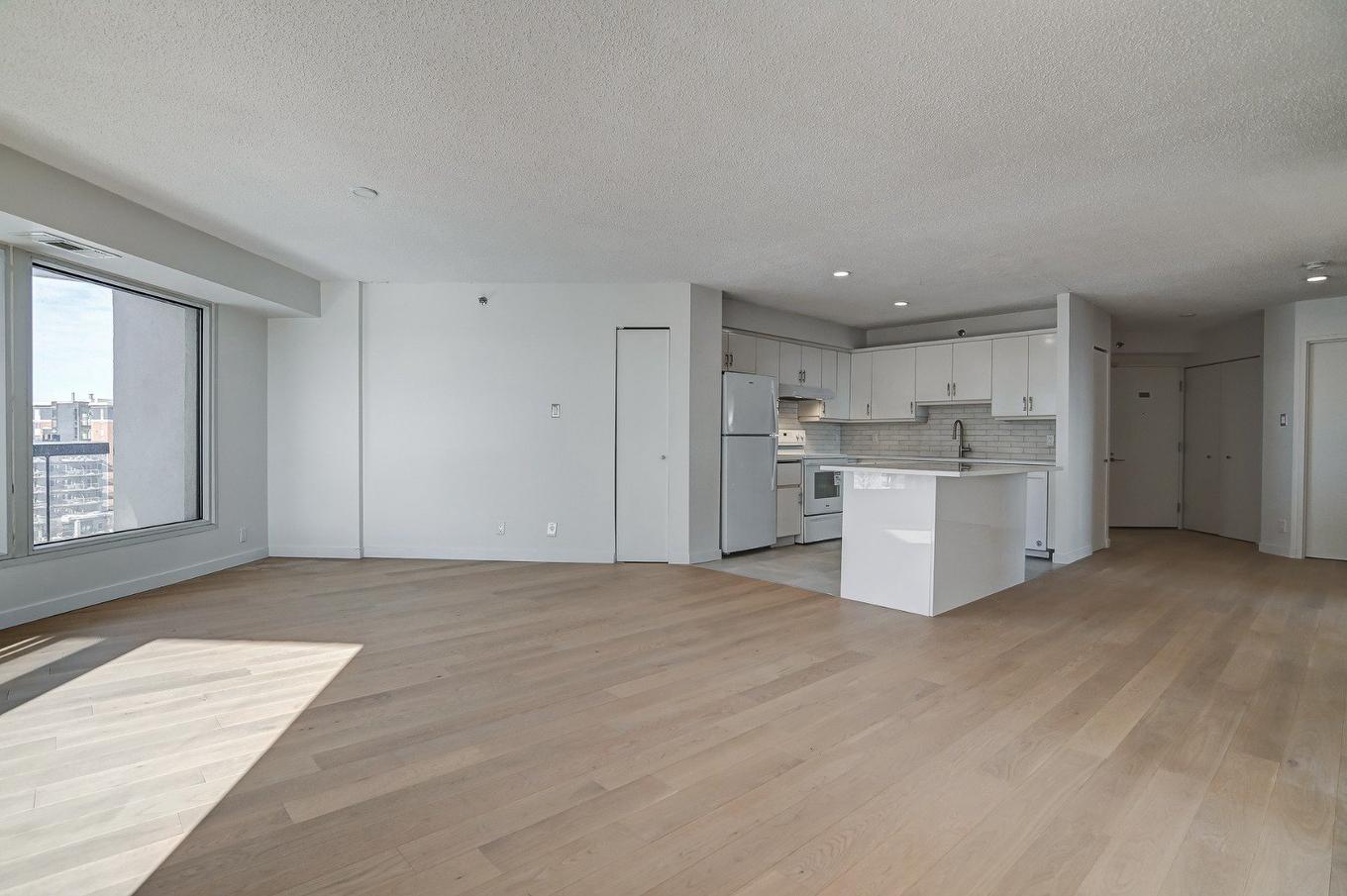 Overall view - 703-8245 Boul. St-Laurent, Brossard, QC - Indoor Photo Showing Kitchen