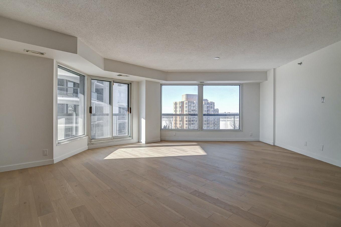 Living room - 703-8245 Boul. St-Laurent, Brossard, QC - Indoor Photo Showing Other Room