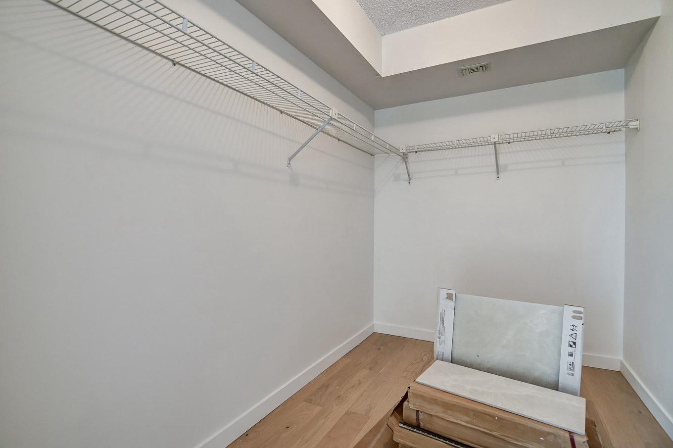 Walk-in closet - 703-8245 Boul. St-Laurent, Brossard, QC - Indoor