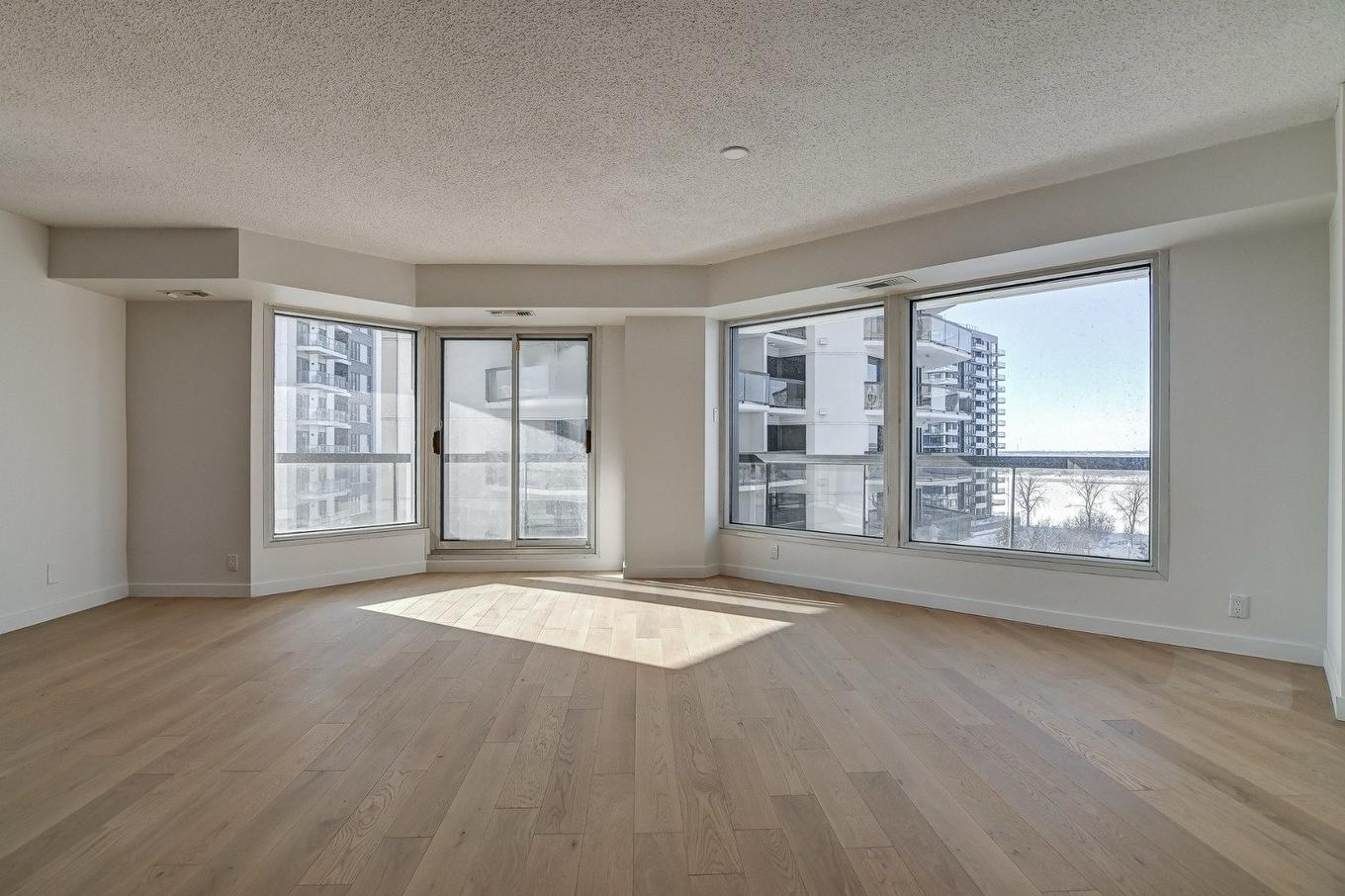 Living room - 703-8245 Boul. St-Laurent, Brossard, QC - Indoor Photo Showing Other Room