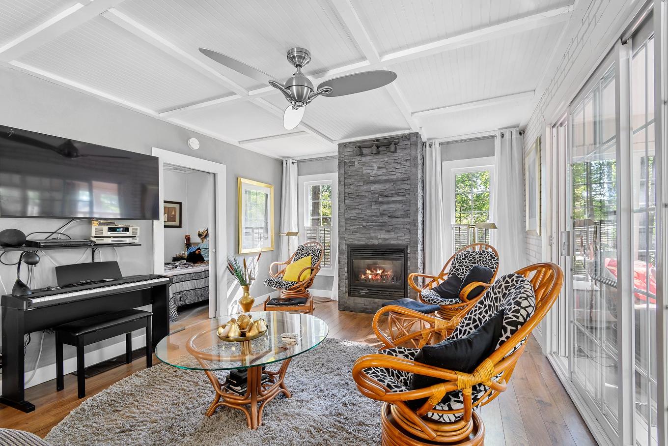 Salon - 5C Rue Mccagg, Clarendon, QC - Indoor Photo Showing Living Room With Fireplace