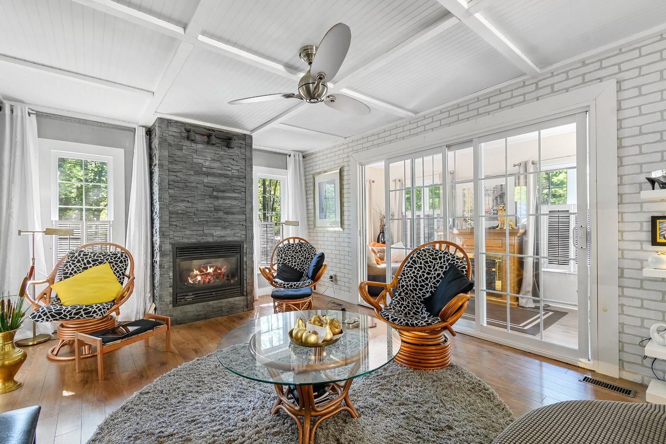 Salon - 5C Rue Mccagg, Clarendon, QC - Indoor Photo Showing Living Room With Fireplace