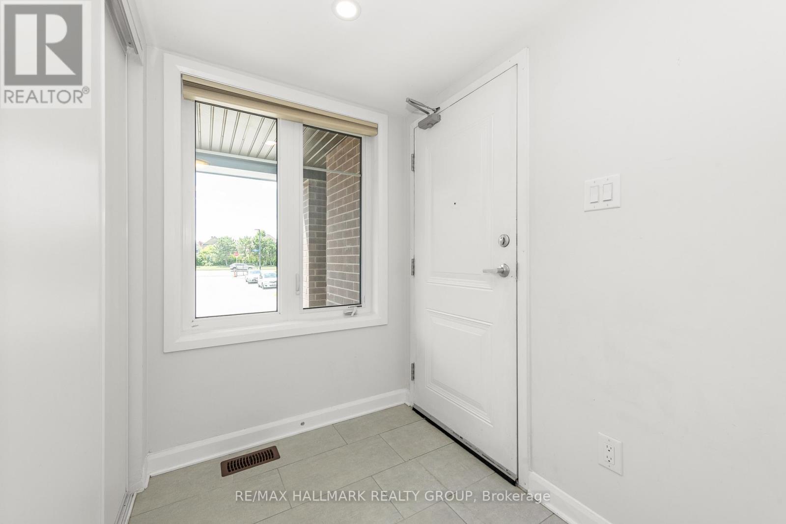 16 - 415 Eldorado Private, Ottawa, ON - Indoor Photo Showing Other Room