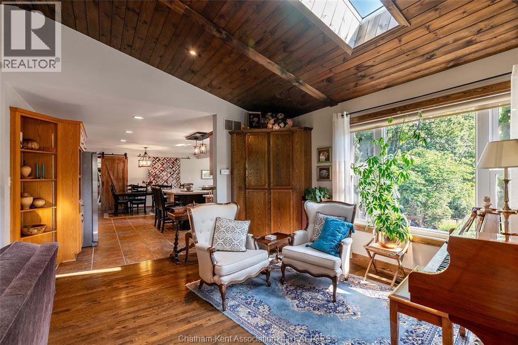 19281 Highbanks Road, Cedar Springs, ON - Indoor Photo Showing Living Room