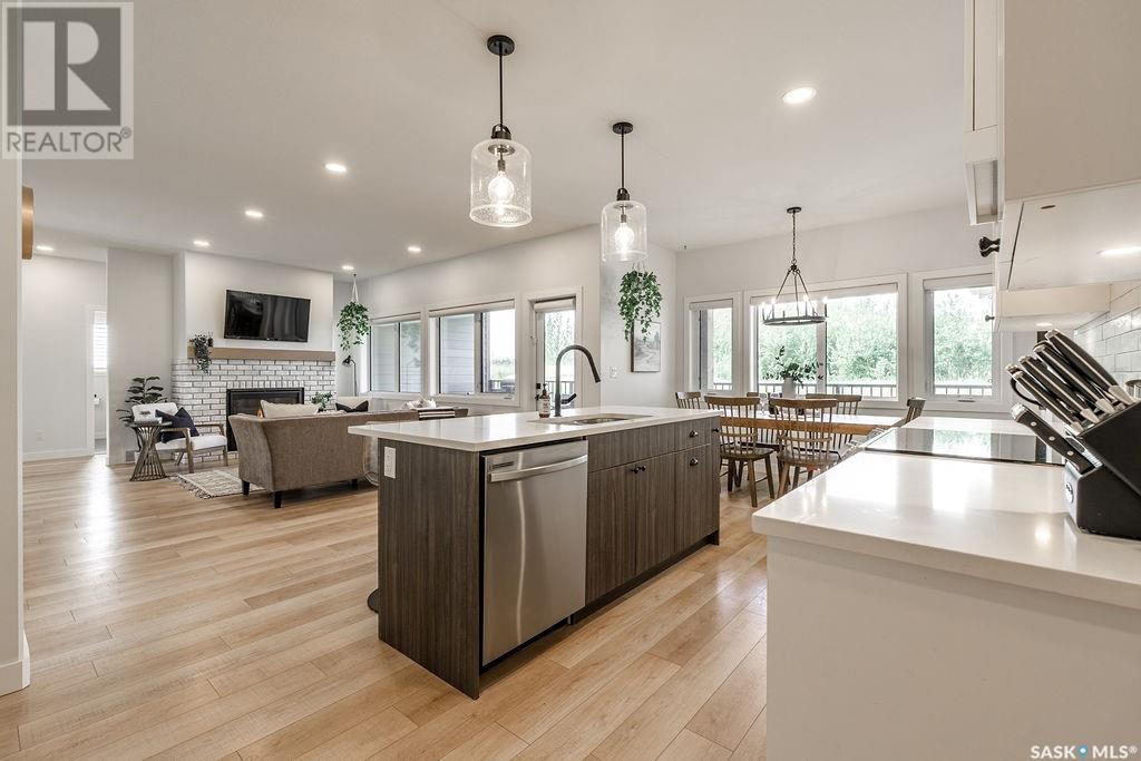 10 Applewood Place, Corman Park Rm No. 344, SK - Indoor Photo Showing Kitchen With Fireplace With Upgraded Kitchen