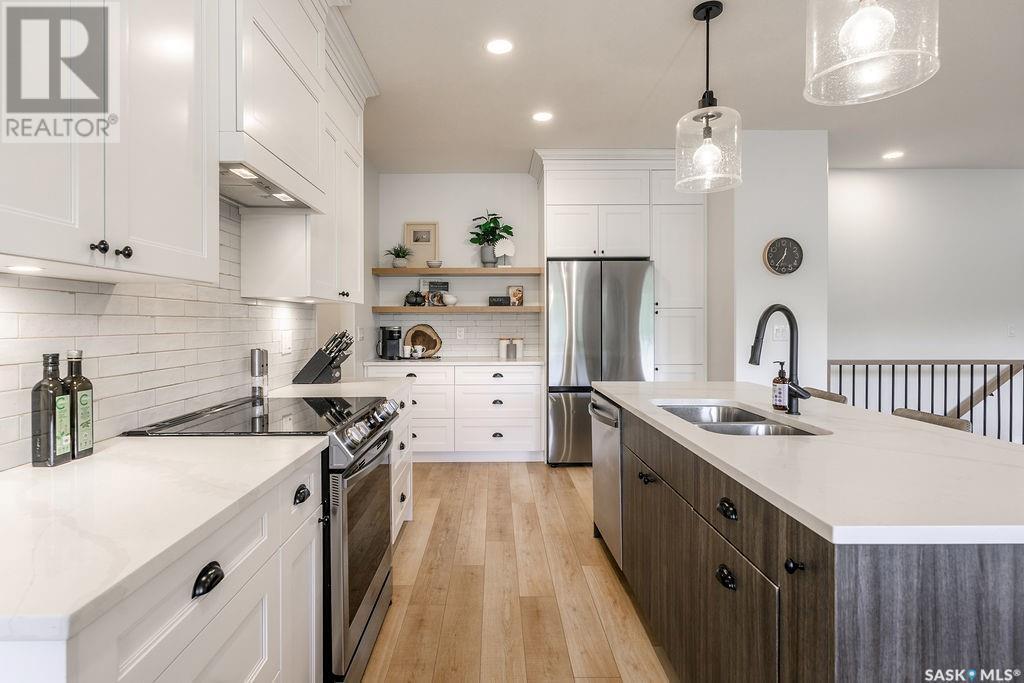 10 Applewood Place, Corman Park Rm No. 344, SK - Indoor Photo Showing Kitchen With Stainless Steel Kitchen With Double Sink With Upgraded Kitchen