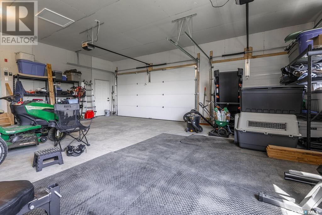 10 Applewood Place, Corman Park Rm No. 344, SK - Indoor Photo Showing Garage