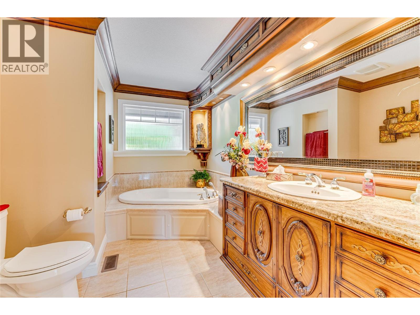 39 Ladyslipper Road, Lumby, BC - Indoor Photo Showing Bathroom
