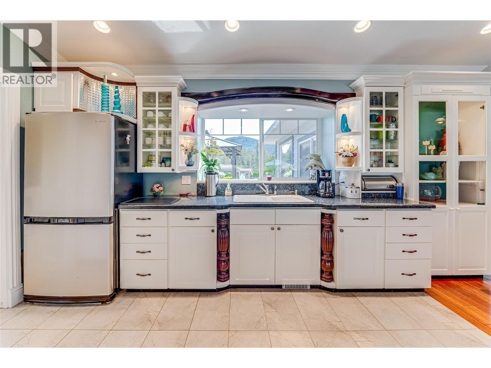 39 Ladyslipper Road, Lumby, BC - Indoor Photo Showing Kitchen